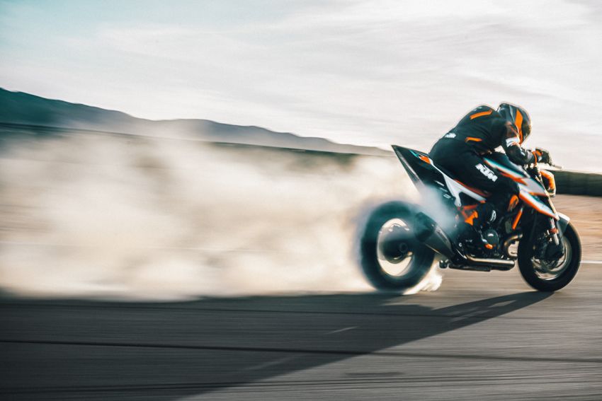 KTM 1290 Super Duke RR 2021 – terhad 500 unit, panel badan gentian karbon, ciri elektronik dinaik taraf 1275084