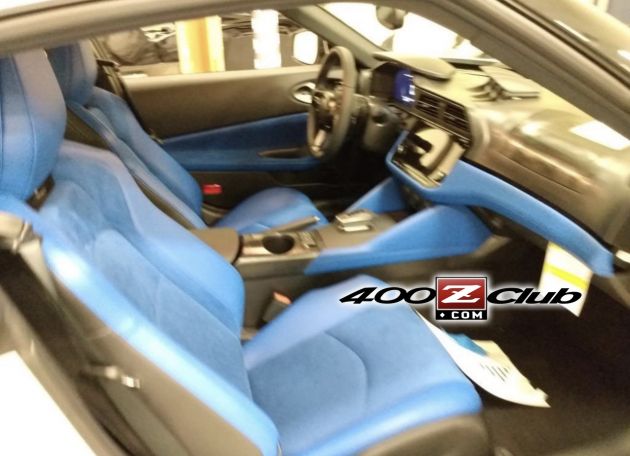 Nissan 400Z 2022 dilihat dengan kemasan kabin biru