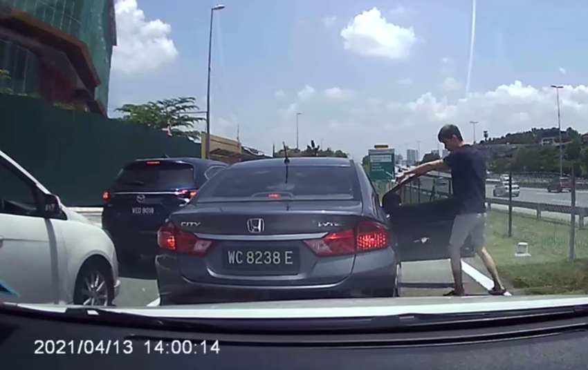Motorists chase down carjacker in KL, successfully boxes him in – keep your car doors locked at all times 1280050