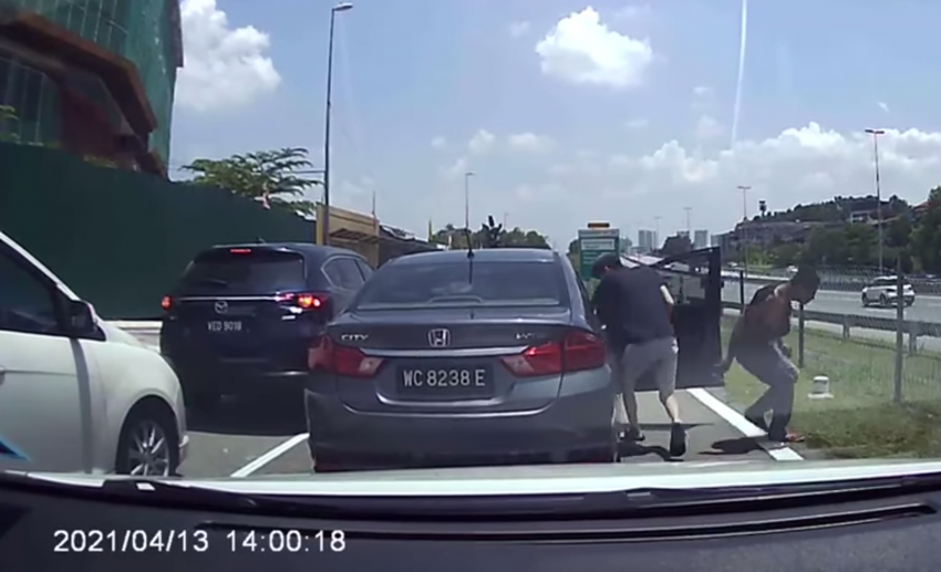 Motorists chase down carjacker in KL, successfully boxes him in – keep your car doors locked at all times 1280052