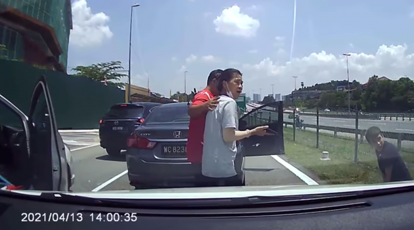 Motorists chase down carjacker in KL, successfully boxes him in – keep your car doors locked at all times 1280053