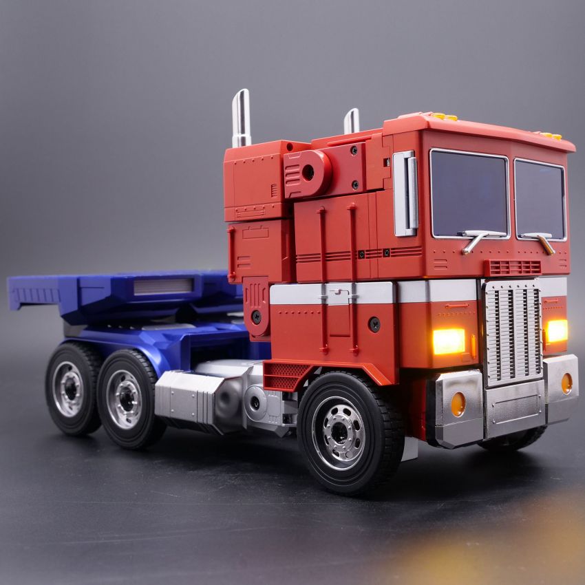 Optimus Prime Robosen edisi terhad – <em>transform</em> sendiri guna arahan suara, buat pelbagai aksi 1277378