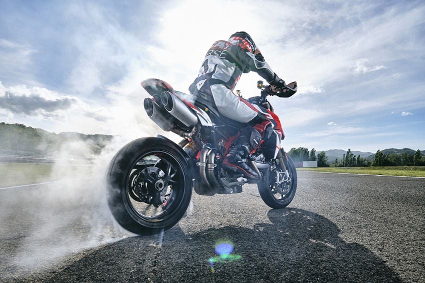 Ducati Hypermotard 950 diberi peningkatan – enjin kini menepati tahap emisi Euro 5, grafik baru bagi SP 1296092