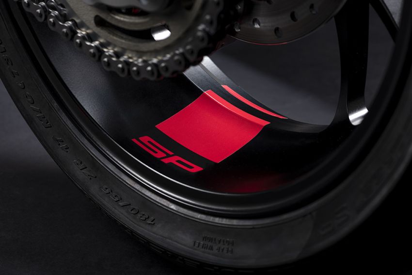 Ducati Hypermotard 950 diberi peningkatan – enjin kini menepati tahap emisi Euro 5, grafik baru bagi SP 1296076