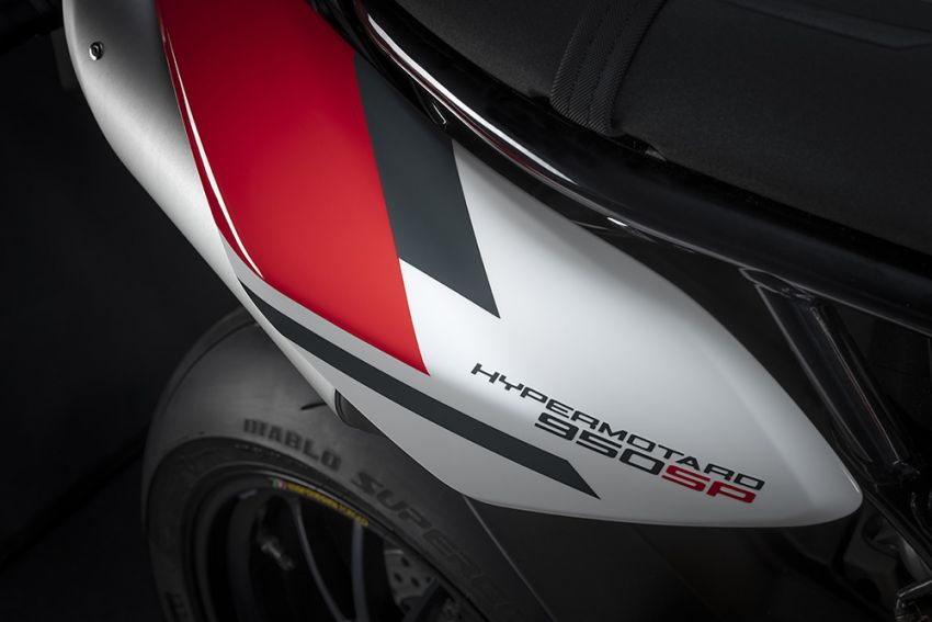 Ducati Hypermotard 950 diberi peningkatan – enjin kini menepati tahap emisi Euro 5, grafik baru bagi SP 1296074