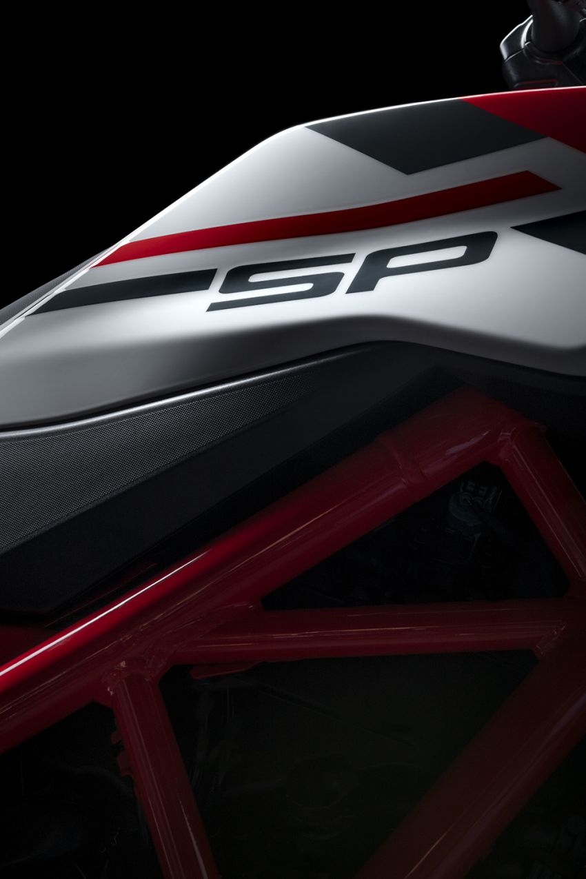 Ducati Hypermotard 950 diberi peningkatan – enjin kini menepati tahap emisi Euro 5, grafik baru bagi SP 1296072