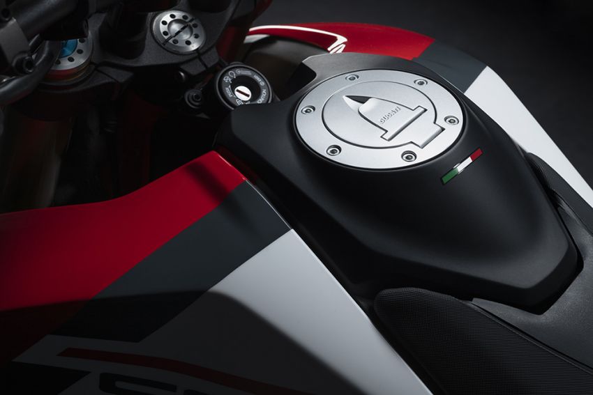 Ducati Hypermotard 950 diberi peningkatan – enjin kini menepati tahap emisi Euro 5, grafik baru bagi SP 1296071