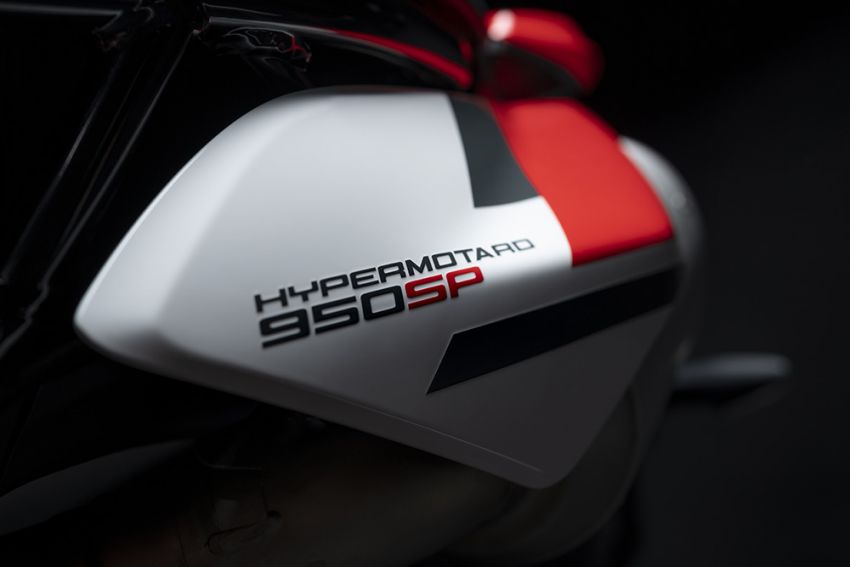 Ducati Hypermotard 950 diberi peningkatan – enjin kini menepati tahap emisi Euro 5, grafik baru bagi SP 1296067
