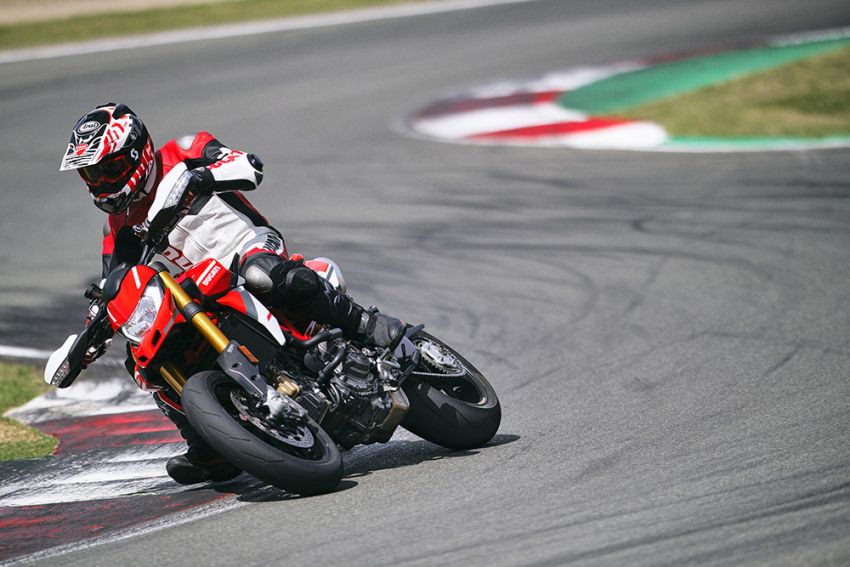 Ducati Hypermotard 950 diberi peningkatan – enjin kini menepati tahap emisi Euro 5, grafik baru bagi SP 1296086