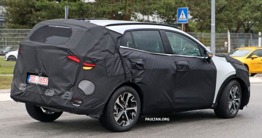 Fifth-gen Kia Sportage teased ahead of July debut; interior to feature integrated curved display 1300457