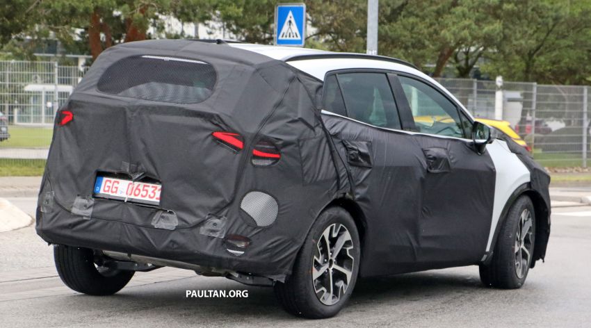 Fifth-gen Kia Sportage teased ahead of July debut; interior to feature integrated curved display 1300458
