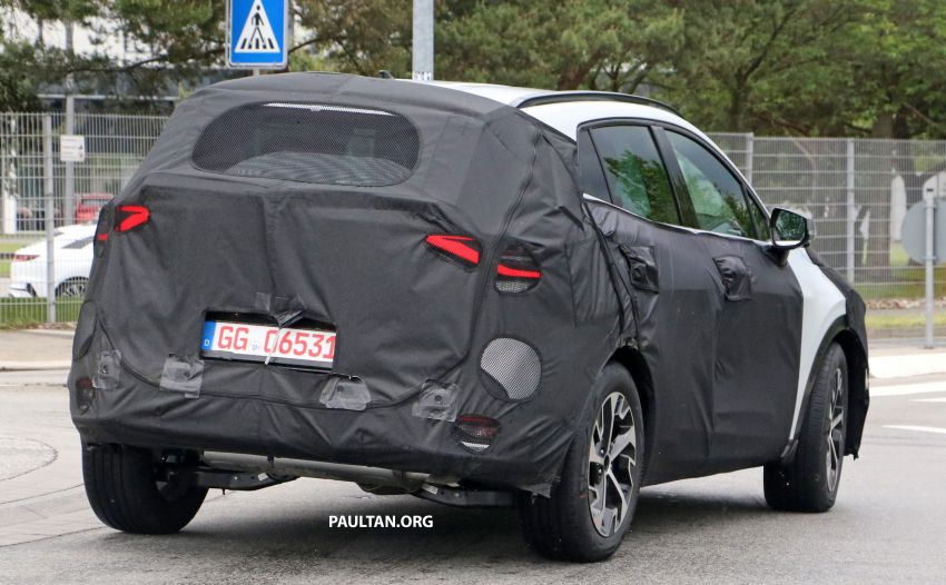 Fifth-gen Kia Sportage teased ahead of July debut; interior to feature integrated curved display 1300459
