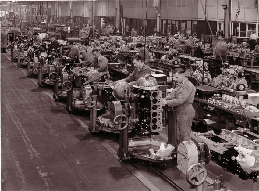 Bentley celebrates 75 years of production in Crewe – over 197k cars made by hand; now makes 85 cars daily 1297782