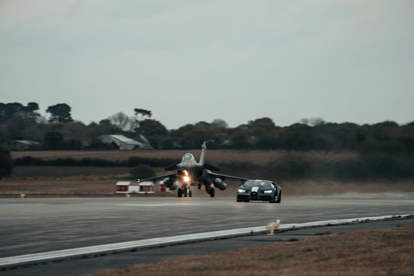 Bugatti Chiron Sport Les Légendes du Ciel ‘bertempur’ dalam lumba drag dengan pesawat Dassault Rafale 1297412