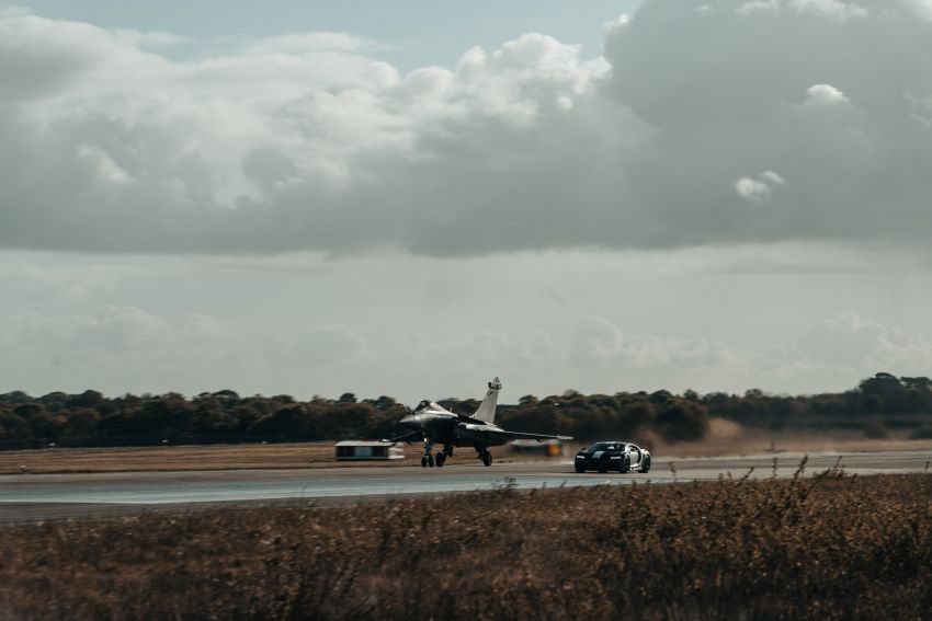 Bugatti Chiron Sport Les Légendes du Ciel takes on the French Navy’s fighter aircraft in a drag race 1297269