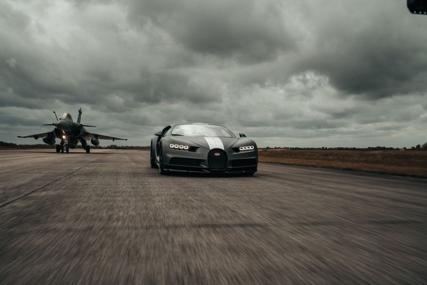Bugatti Chiron Sport Les Légendes du Ciel ‘bertempur’ dalam lumba drag dengan pesawat Dassault Rafale 1297417