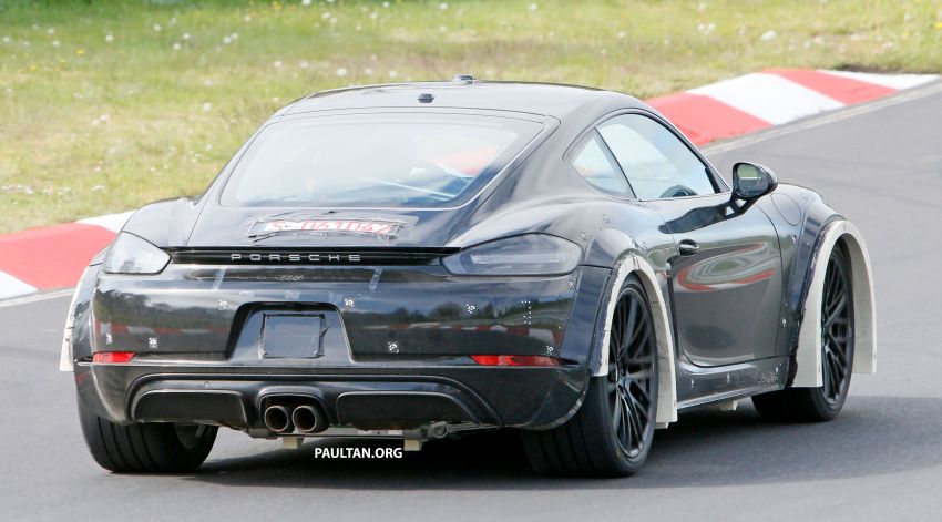 SPIED: Widebody Porsche Cayman goes track testing 1296278