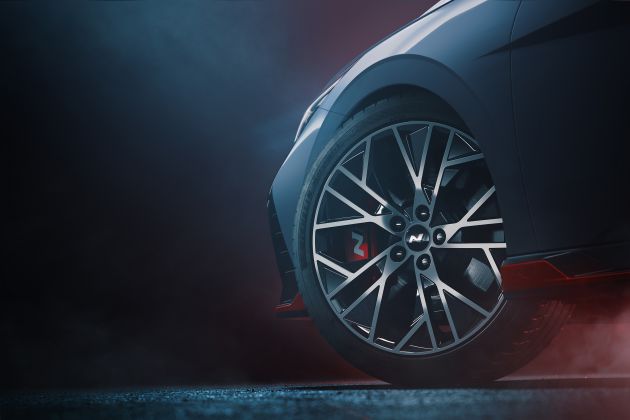 Hyundai Elantra N – imej <em>teaser</em> sedan prestasi sebenar tanpa sebarang pelekat penyamaran disiar