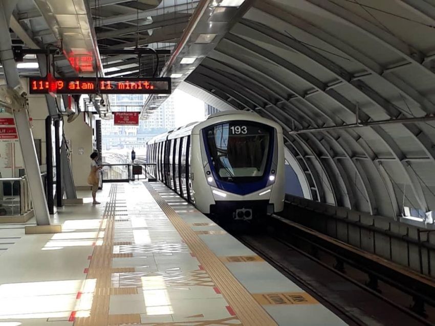 Perkhidmatan LRT mula guna tren baharu KLAV27 1312709