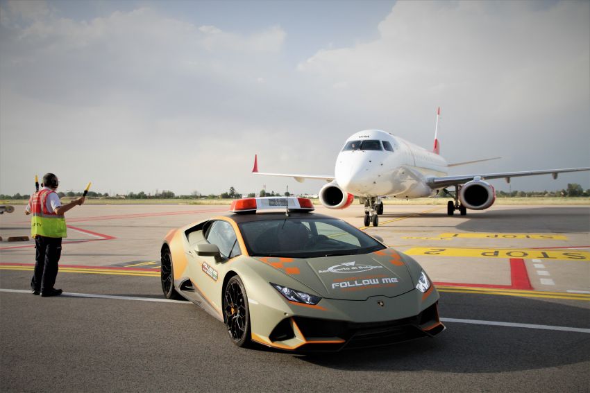 Lamborghini Huracán Evo renewed as follow-me car for Bologna Airport – deal extended for seventh time 1312378