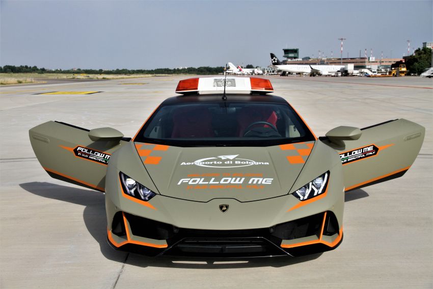 Lamborghini Huracán Evo renewed as follow-me car for Bologna Airport – deal extended for seventh time 1312376