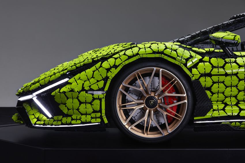 Lego Technic Lamborghini Sián FKP 37 goes full-sized – over 400,000 parts, 2,200 kg, 8,660 hours to complete 1304316