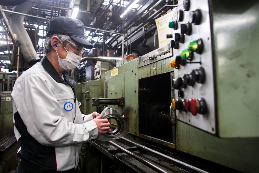 Mazda still produces parts for its 13B rotary engine 1309150