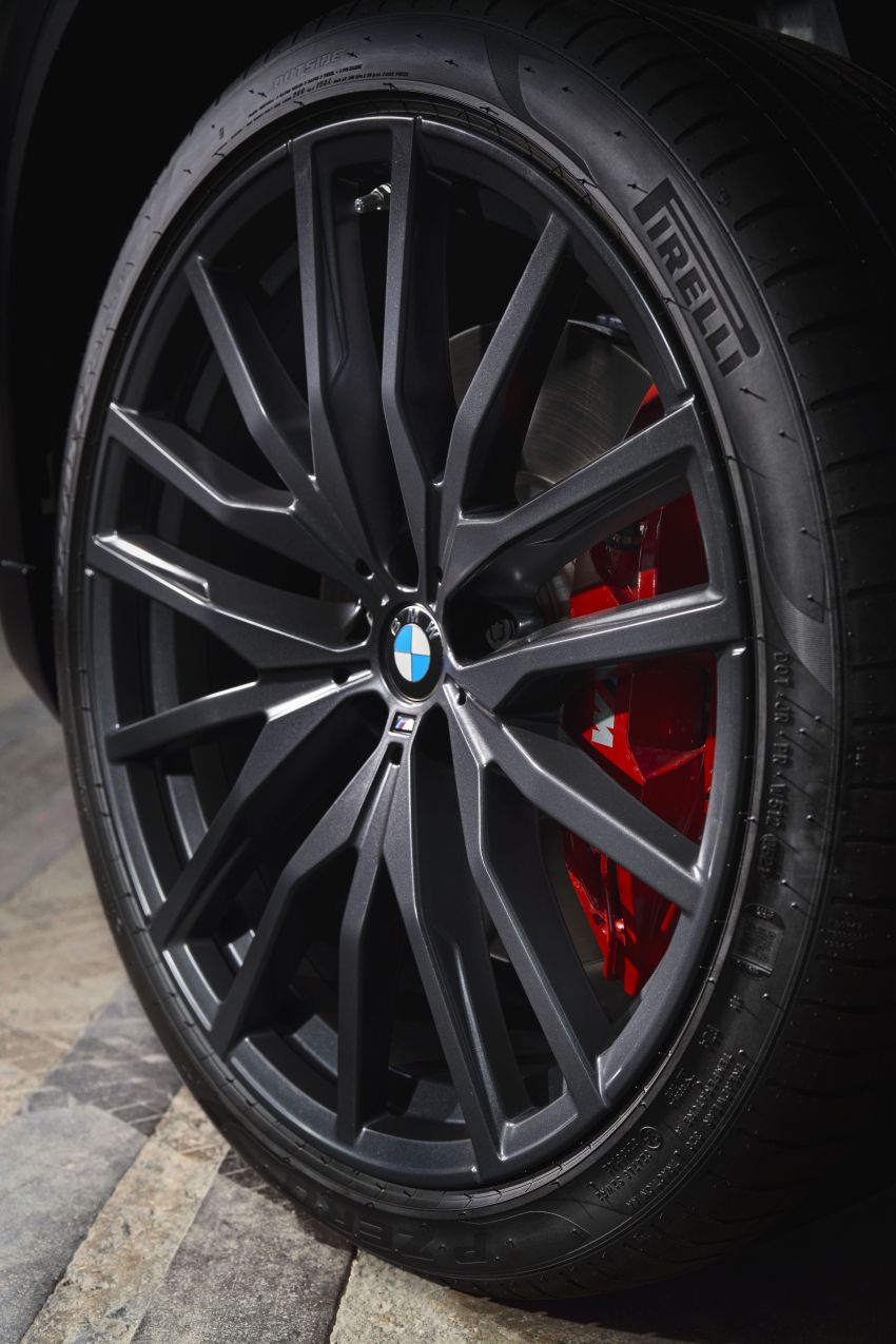 G05 BMW X5, G06 X6 Black Vermillion editions debut with red grilles; matte black G07 X7 edition also shown 1318324