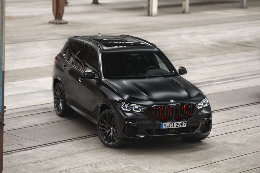 G05 BMW X5, G06 X6 Black Vermillion editions debut with red grilles; matte black G07 X7 edition also shown 1318337