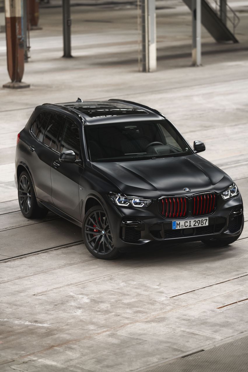G05 BMW X5, G06 X6 Black Vermillion editions debut with red grilles; matte black G07 X7 edition also shown 1318338