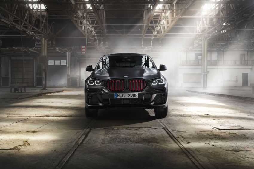 G05 BMW X5, G06 X6 Black Vermillion editions debut with red grilles; matte black G07 X7 edition also shown 1318311
