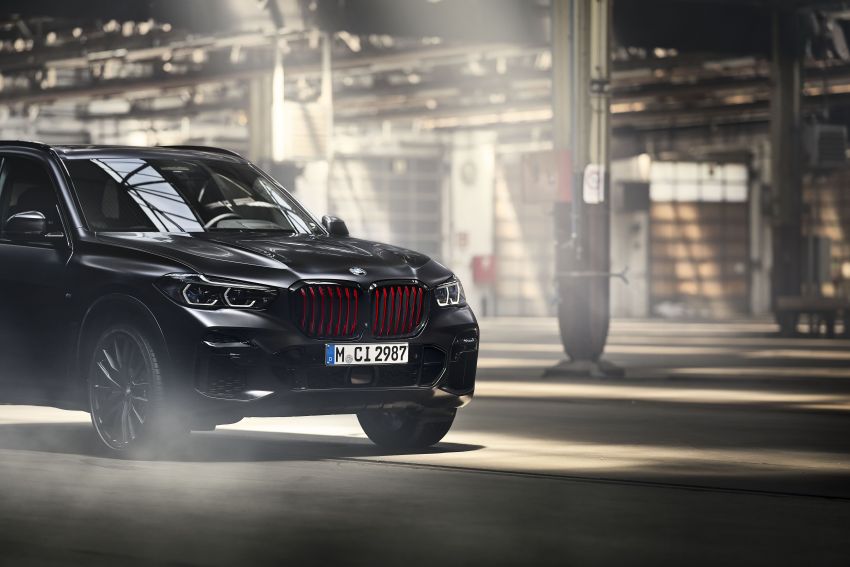 G05 BMW X5, G06 X6 Black Vermillion editions debut with red grilles; matte black G07 X7 edition also shown 1318314