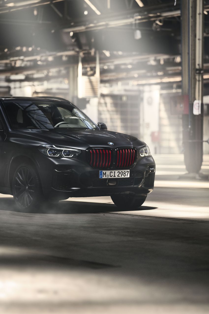 G05 BMW X5, G06 X6 Black Vermillion editions debut with red grilles; matte black G07 X7 edition also shown 1318315