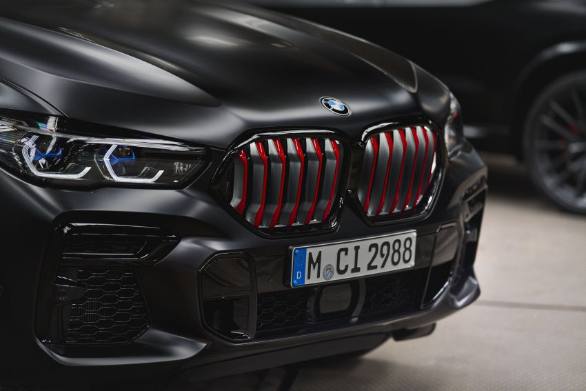 G05 BMW X5, G06 X6 Black Vermillion editions debut with red grilles; matte black G07 X7 edition also shown 1318351
