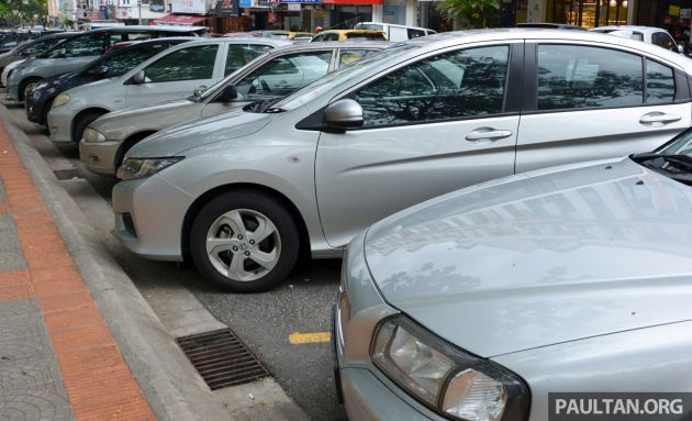 People working in Singapore accused of hogging parking bays in JB – Kim Teng Park residents cry foul