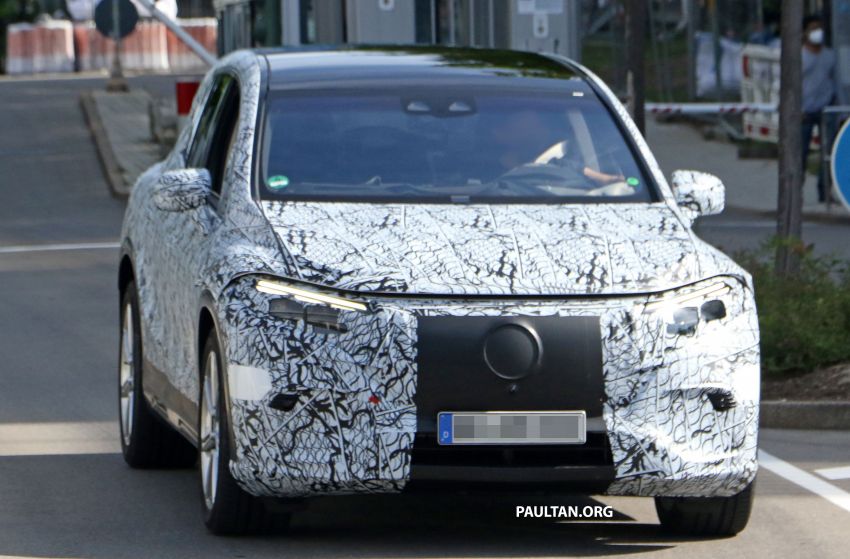 SPIED: Mercedes-Benz EQS SUV in production body 1329852