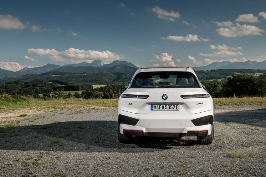 GALERI: BMW iX xDrive50 Sport dalam warna Mineral White dan Sophisto Grey — perincian SUV elektrik 1353014