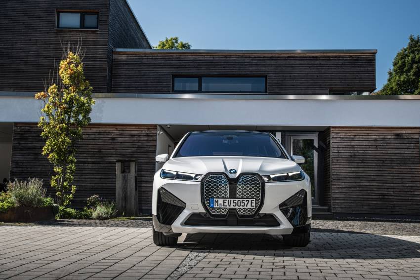GALLERY: BMW iX xDrive50 Sport in Mineral White and Sophisto Grey – live photos of all-electric SUV Image #1352762