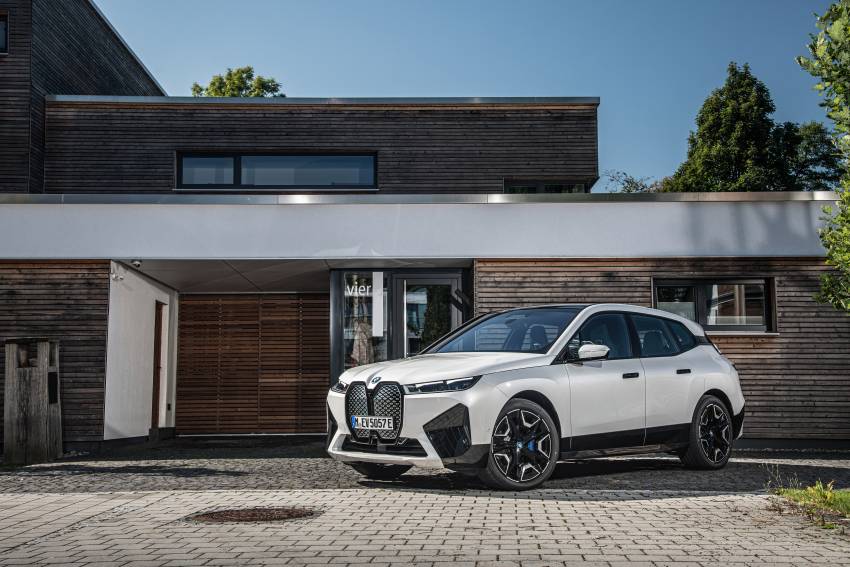 GALLERY: BMW iX xDrive50 Sport in Mineral White and Sophisto Grey – live photos of all-electric SUV Image #1352764