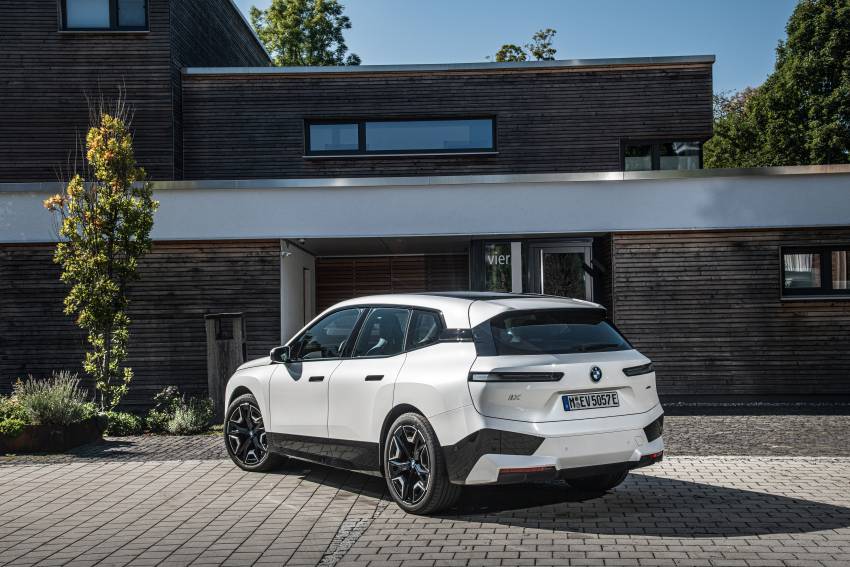 GALLERY: BMW iX xDrive50 Sport in Mineral White and Sophisto Grey – live photos of all-electric SUV Image #1352765