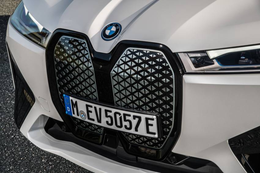 GALERI: BMW iX xDrive50 Sport dalam warna Mineral White dan Sophisto Grey — perincian SUV elektrik 1353023
