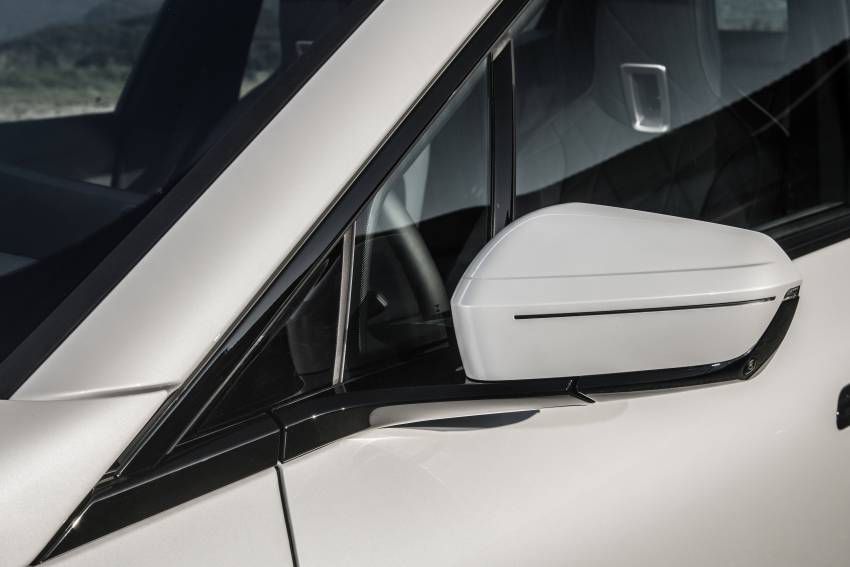 GALERI: BMW iX xDrive50 Sport dalam warna Mineral White dan Sophisto Grey — perincian SUV elektrik 1353024