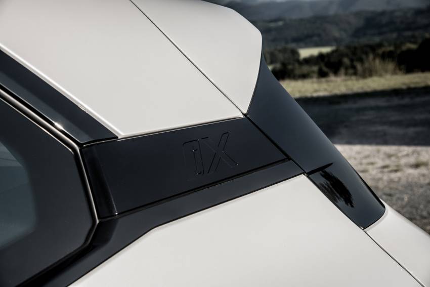 GALERI: BMW iX xDrive50 Sport dalam warna Mineral White dan Sophisto Grey — perincian SUV elektrik 1353025