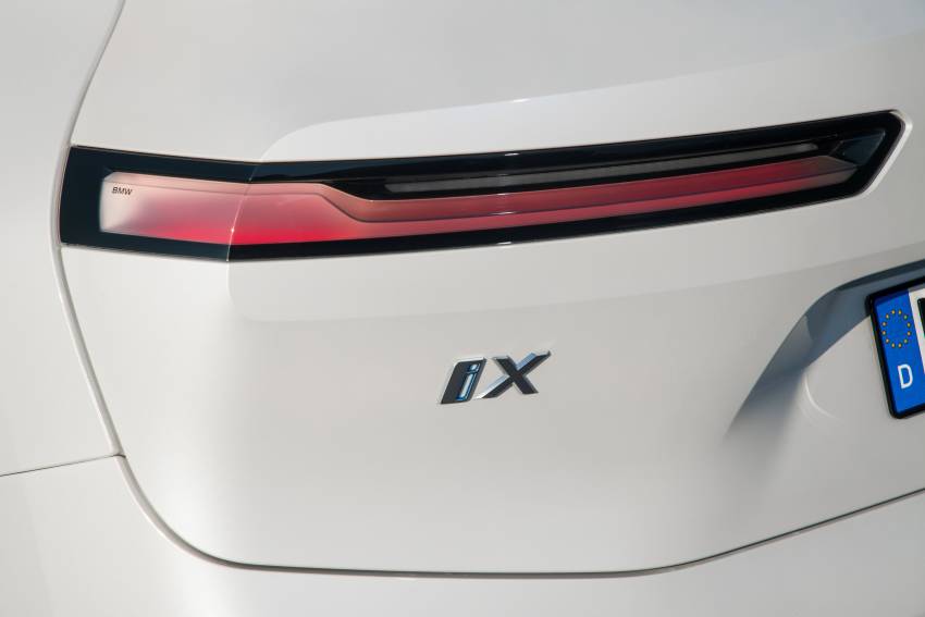 GALERI: BMW iX xDrive50 Sport dalam warna Mineral White dan Sophisto Grey — perincian SUV elektrik 1353027