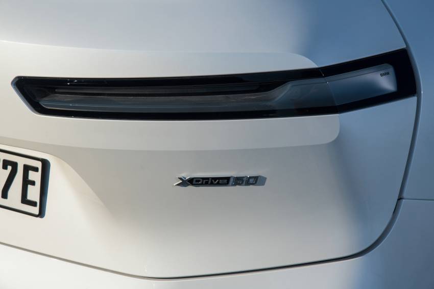GALERI: BMW iX xDrive50 Sport dalam warna Mineral White dan Sophisto Grey — perincian SUV elektrik 1353028