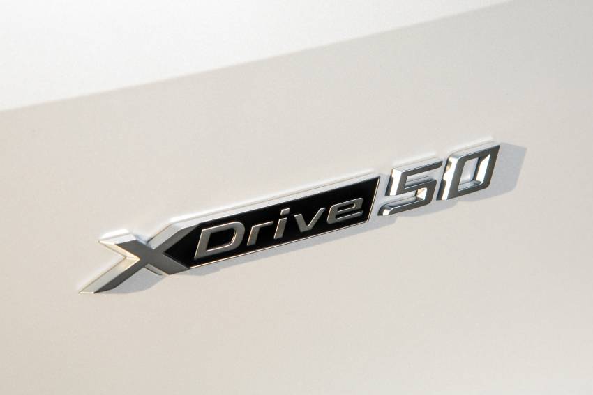 GALERI: BMW iX xDrive50 Sport dalam warna Mineral White dan Sophisto Grey — perincian SUV elektrik 1353029