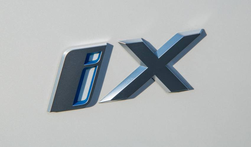 GALERI: BMW iX xDrive50 Sport dalam warna Mineral White dan Sophisto Grey — perincian SUV elektrik 1353030