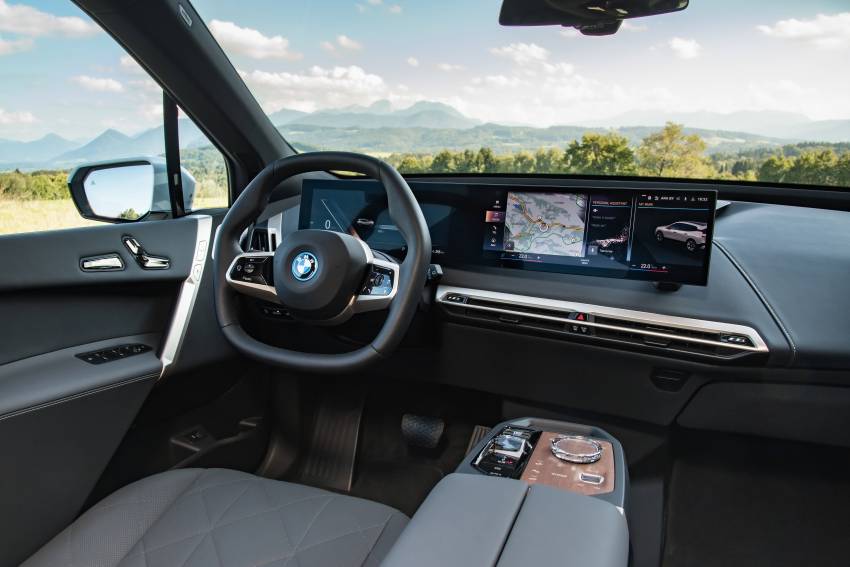 GALERI: BMW iX xDrive50 Sport dalam warna Mineral White dan Sophisto Grey — perincian SUV elektrik 1353033