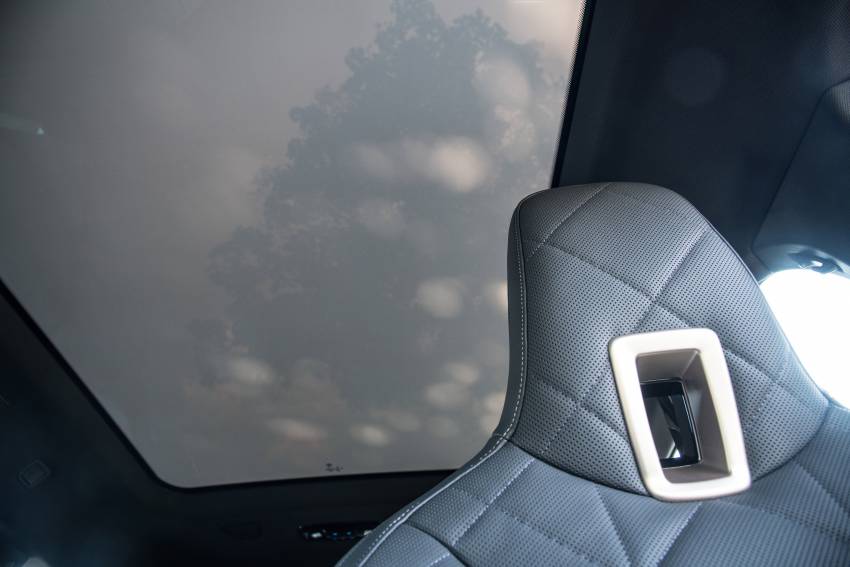 GALERI: BMW iX xDrive50 Sport dalam warna Mineral White dan Sophisto Grey — perincian SUV elektrik 1353049