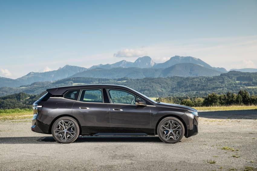 GALERI: BMW iX xDrive50 Sport dalam warna Mineral White dan Sophisto Grey — perincian SUV elektrik Image #1353075